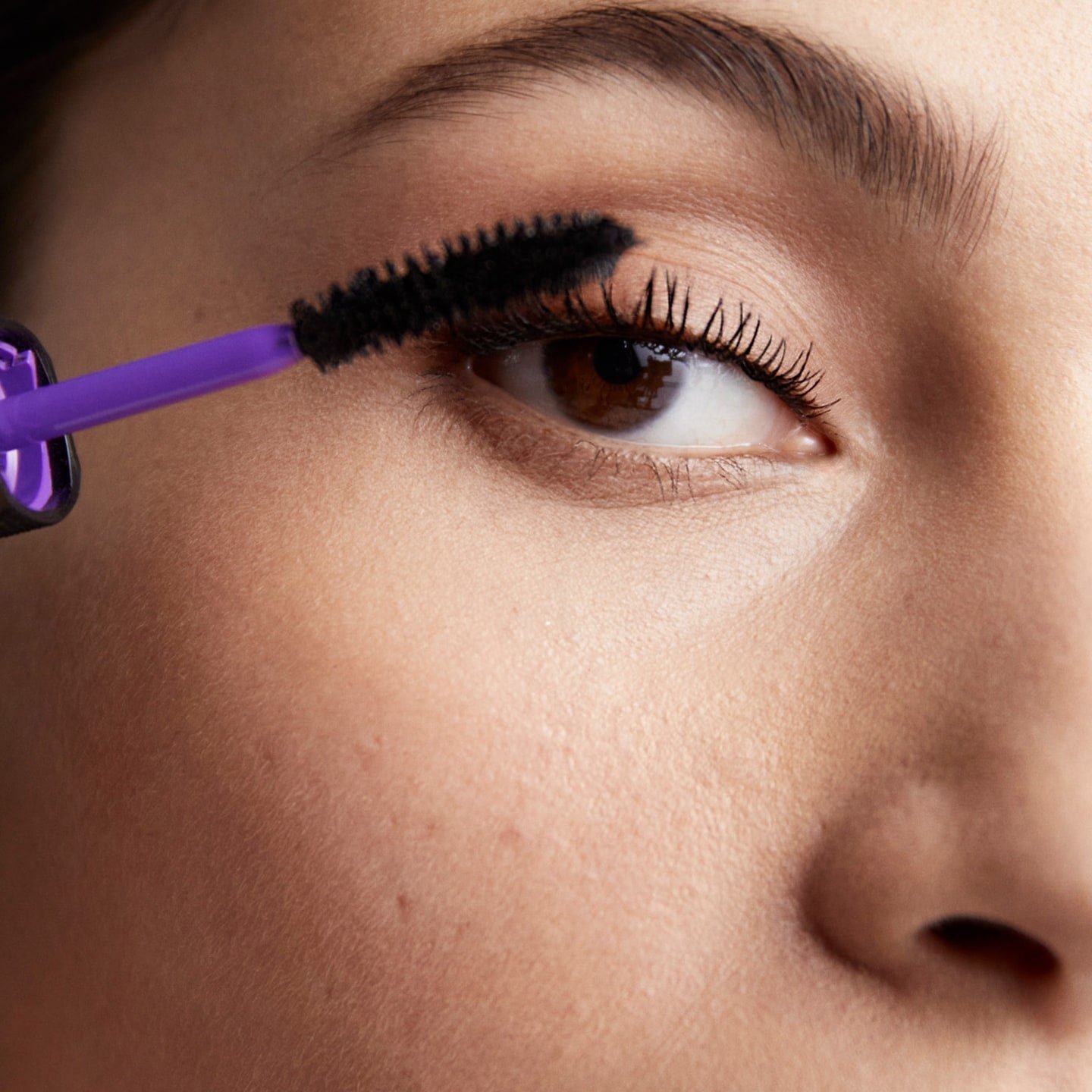 Brünette Frau trägt ProXXL Extension Mascara auf